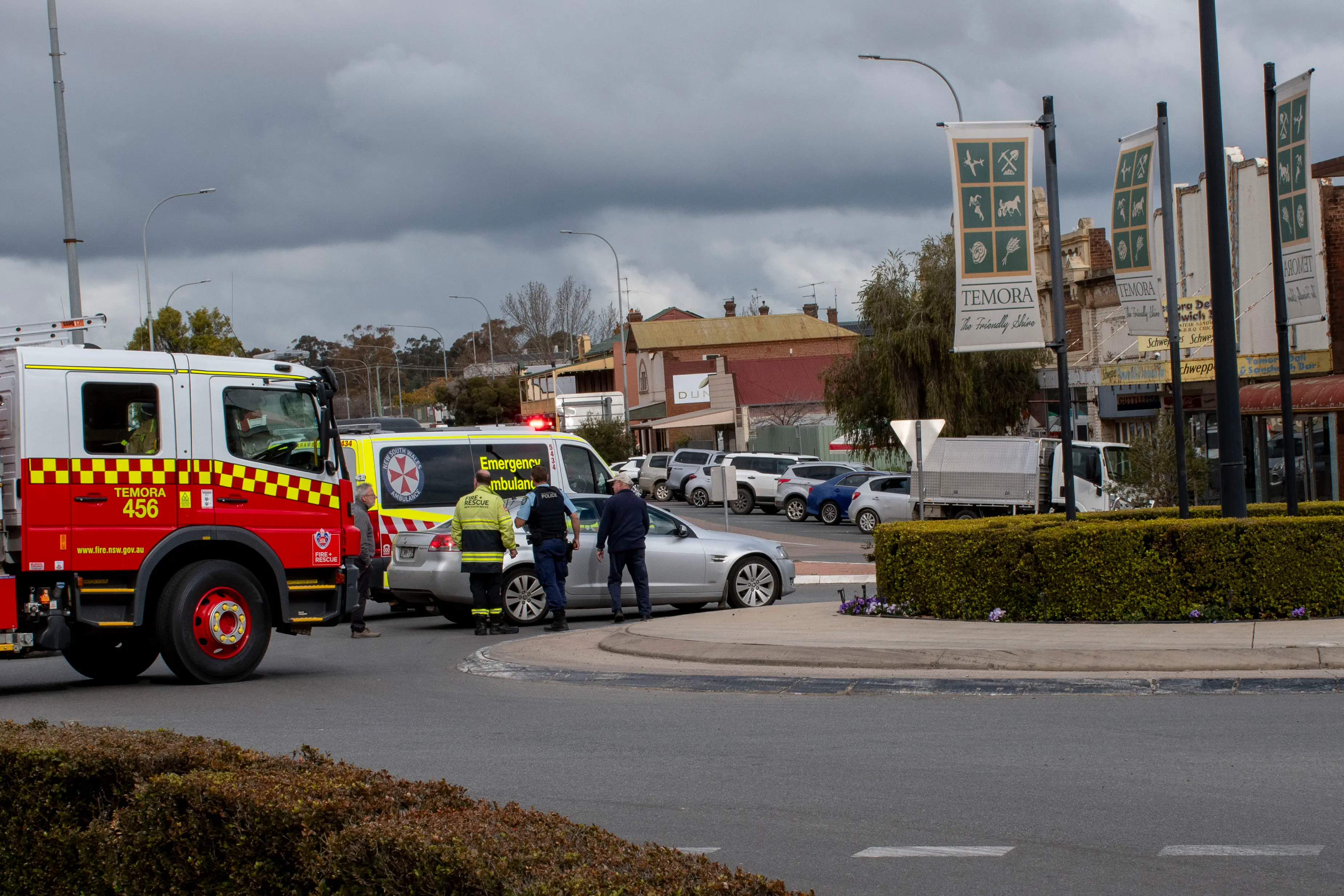 <p>Emergency services attend collision at Hoskins and Victoria Streets roundabout.</p>\\n